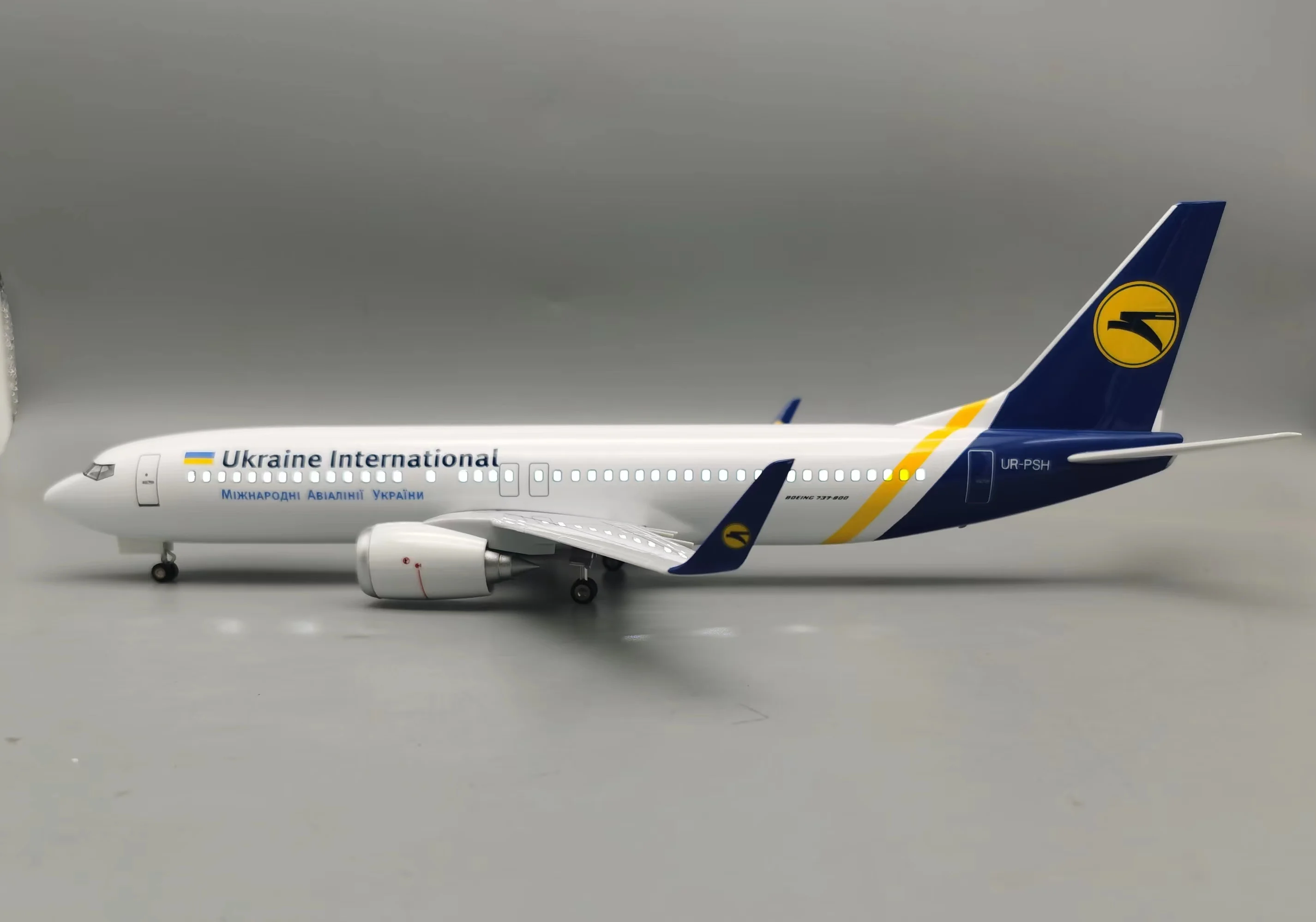 1:85 スケール プラスチック模型飛行機 737-800 ウクライナ 47CM 飛行機模型 樹脂製 子供のおもちゃ 飛行機 航空愛好家へのギフト コレクターズアイテム