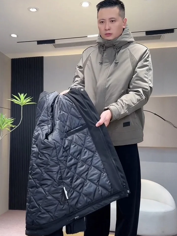 

Новая мужская повседневная куртка с капюшоном 2025 года, универсальная, свободного кроя, модная, из полиэстера, с защитой от сминания...