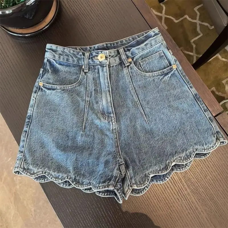 Retro high-waisted jeans women's summer new high fashion temperament design casual Joker wavy shorts. baggy jeans women