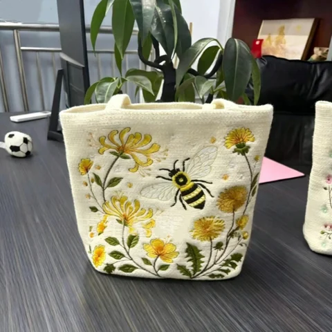 Women Embroidery Bee Floral Tote Bag Vintage Woven Shoulder Bag Cute Flower Pattern Small Handbag Casual Daily Shopping Purse