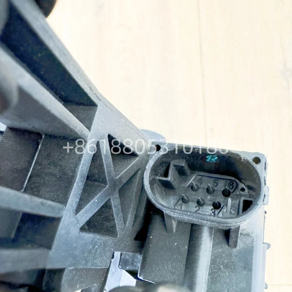 1753411 2007508 1729022 0615901 2395418 Dies gilt für das elektronische Gaspedal von Scania-Lkw. – Detail 2