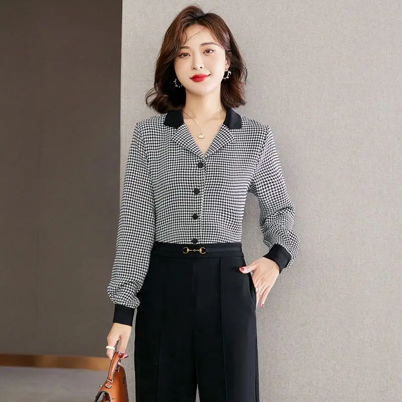 Retro Hong Kong Style Checkered Shirt for Women\'s Spring Wear, New Fashionable Loose and Slimming Suit Collar Long Sleeved Top