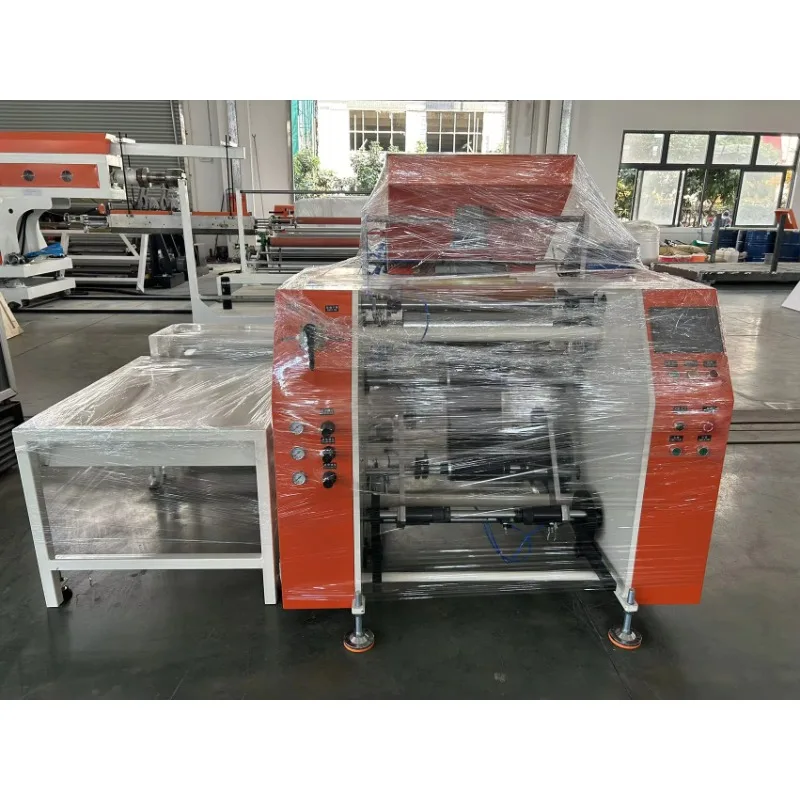 Maquinaria de fábrica Máquina de rebobinado de película elástica LLDPE totalmente automática de alto rendimiento Máquina de envoltura de corte de plástico