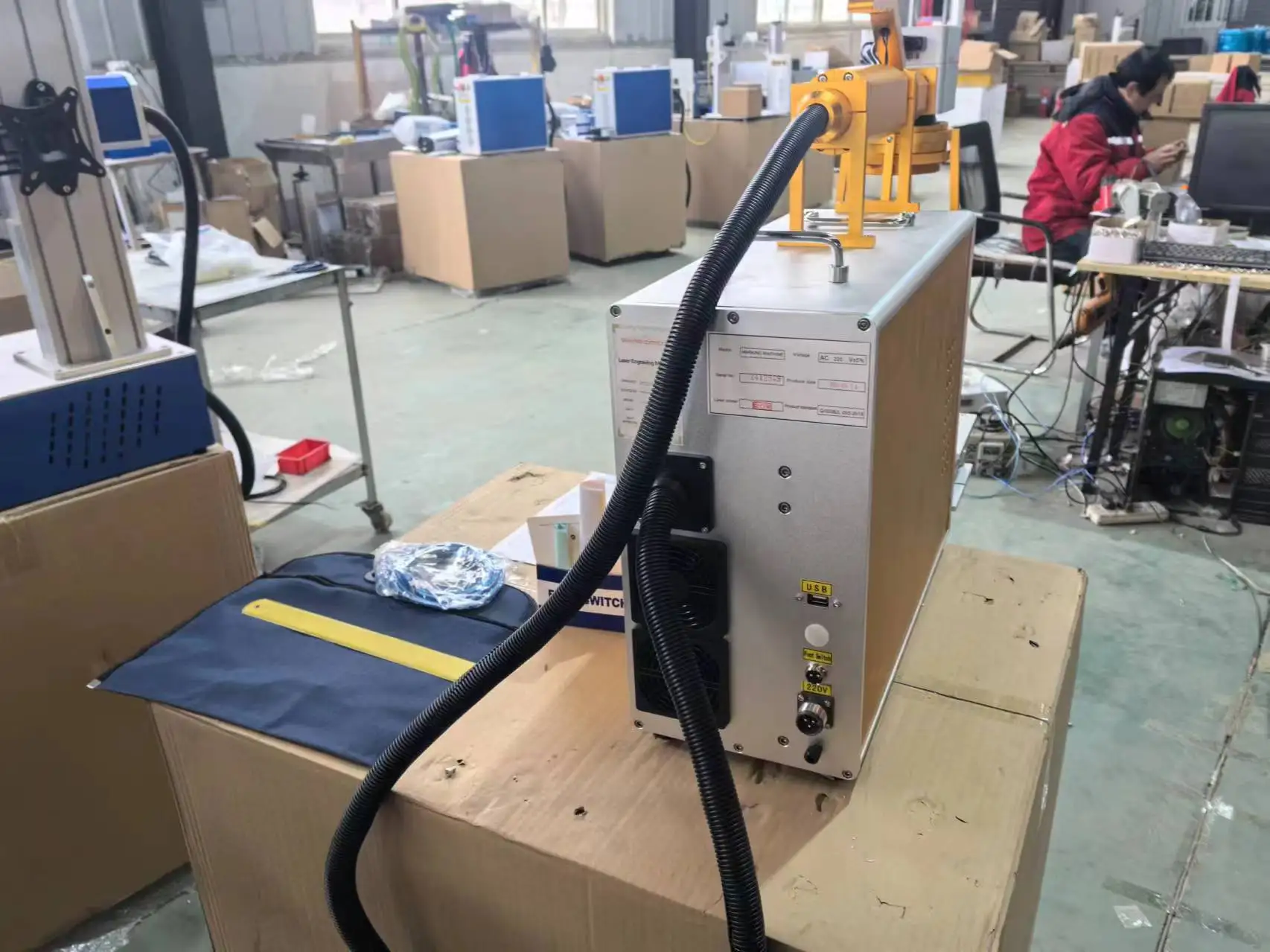 

FM-400Pro Качество лазера: M2<1.4 Выходная частота: 20 кГц-80 кГц Область маркировки: 70*70/110*110/300*300 Маркировочная машина