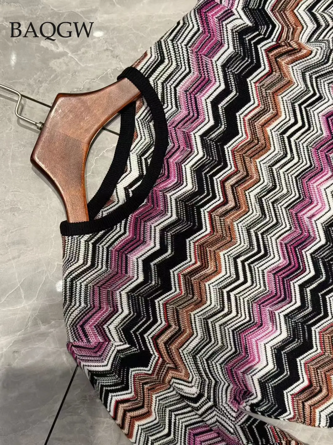 Kolorowa, prążkowana, dzianinowa mini sukienka damska, jesień 2025, okrągły dekolt, długi rękaw, vintage, dopasowana mini sukienka.