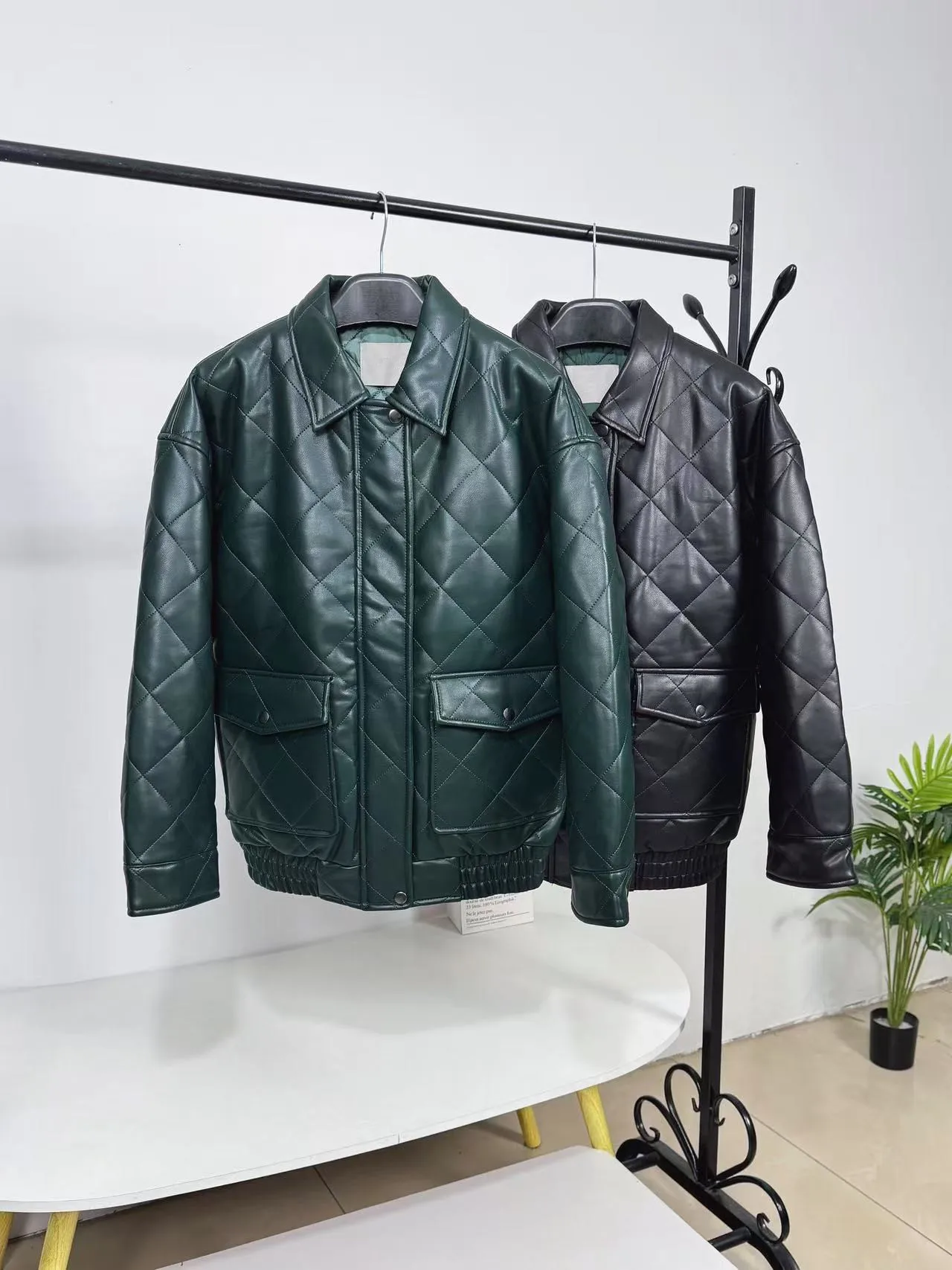 

Thiened American Sle Casual Diamond Stitching PU Leather Jaet Women's Winter Coat Long Sve ort Length Zipper Closure