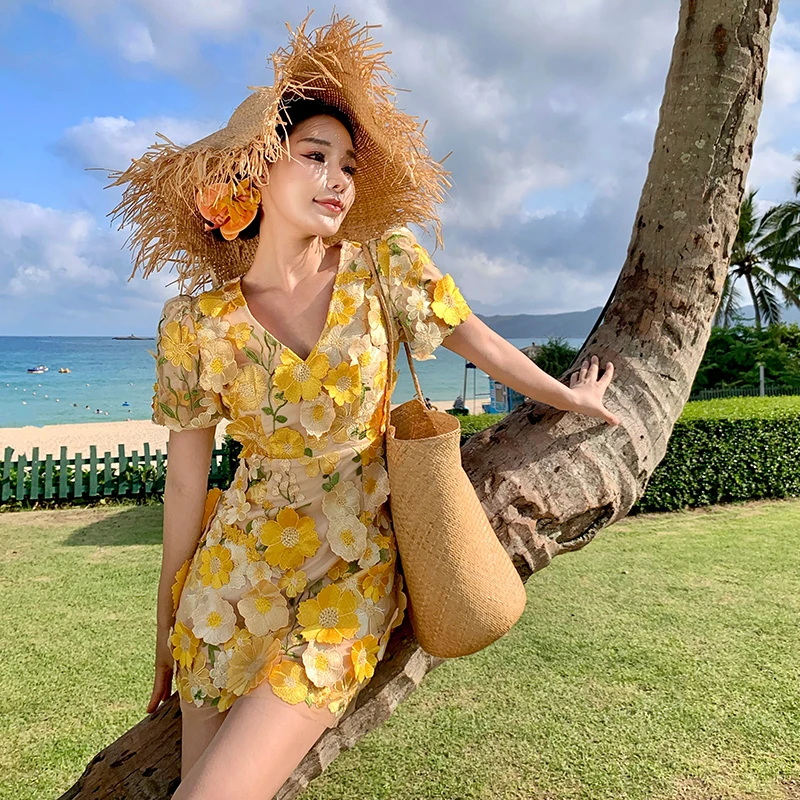Falda de Playa Estilo Tailandés, Estilo Picante, con Bordado Floral Amarillo, Ajustada, con Escote en V, para el Verano