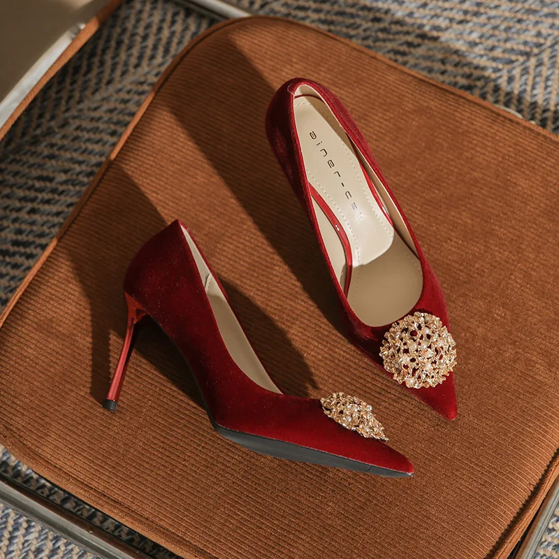 

Туфли на высоком каблуке Bloomsteps для женщин, новинка 2026 года, свадебные туфли Xiuhe, туфли-лодочки с острым носком, на шпильке, с жемчугом, красные туфли для невесты