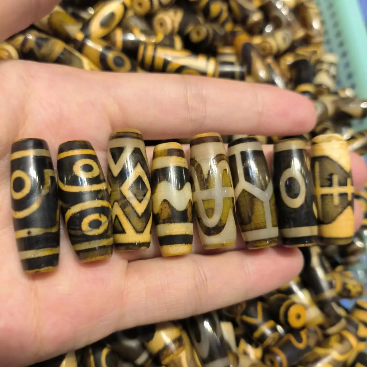 

100pcs/lot natural multi-pattern old agate dzi wholesale Yellow teeth Weathered lines Accessories jewelry collection Rare taki