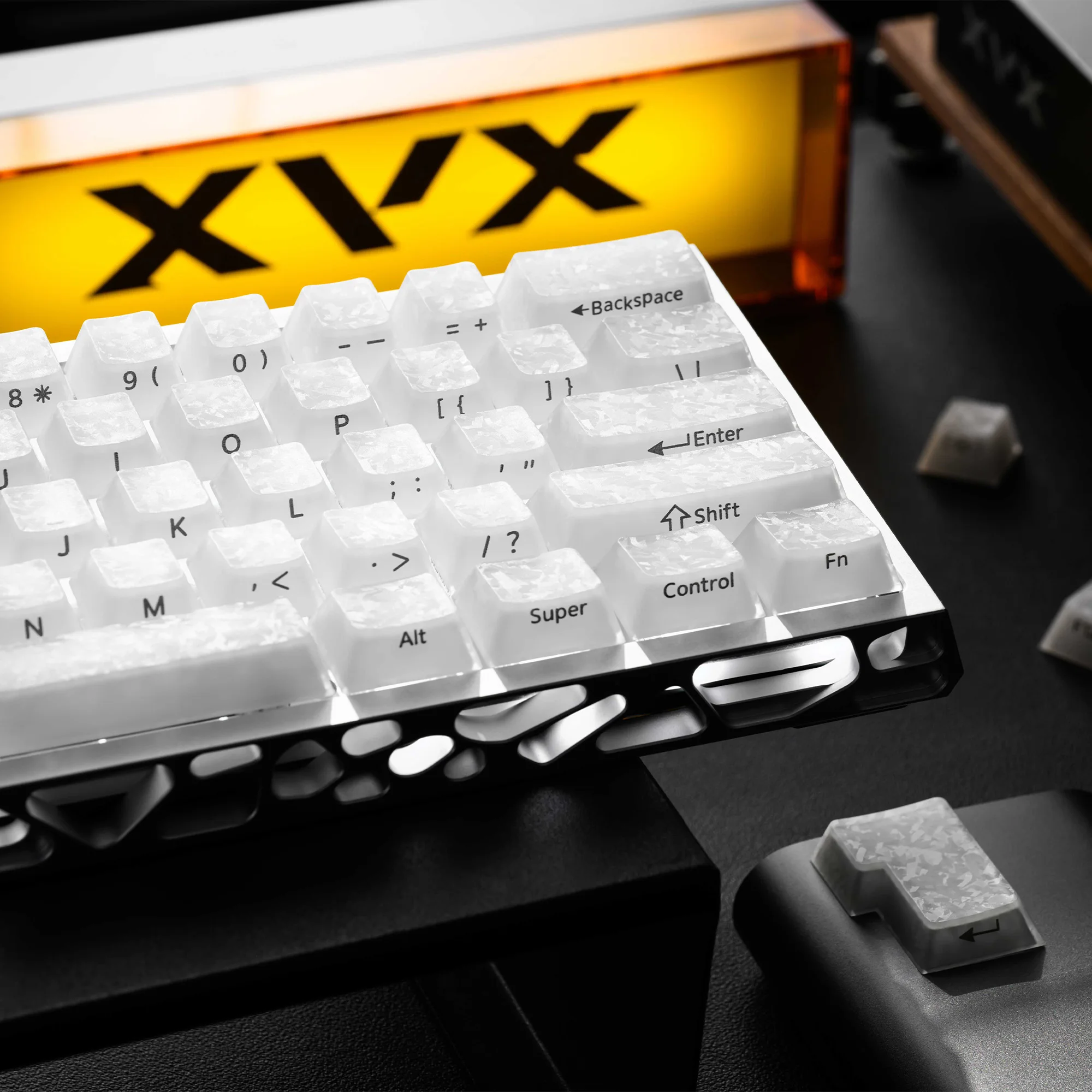 

Набор колпачков для клавиатуры XVX Jelly White Forged Carbon-Look Cherry Profile, с боковой печатью, PBT+PC, 126 клавиш (только колпачки)