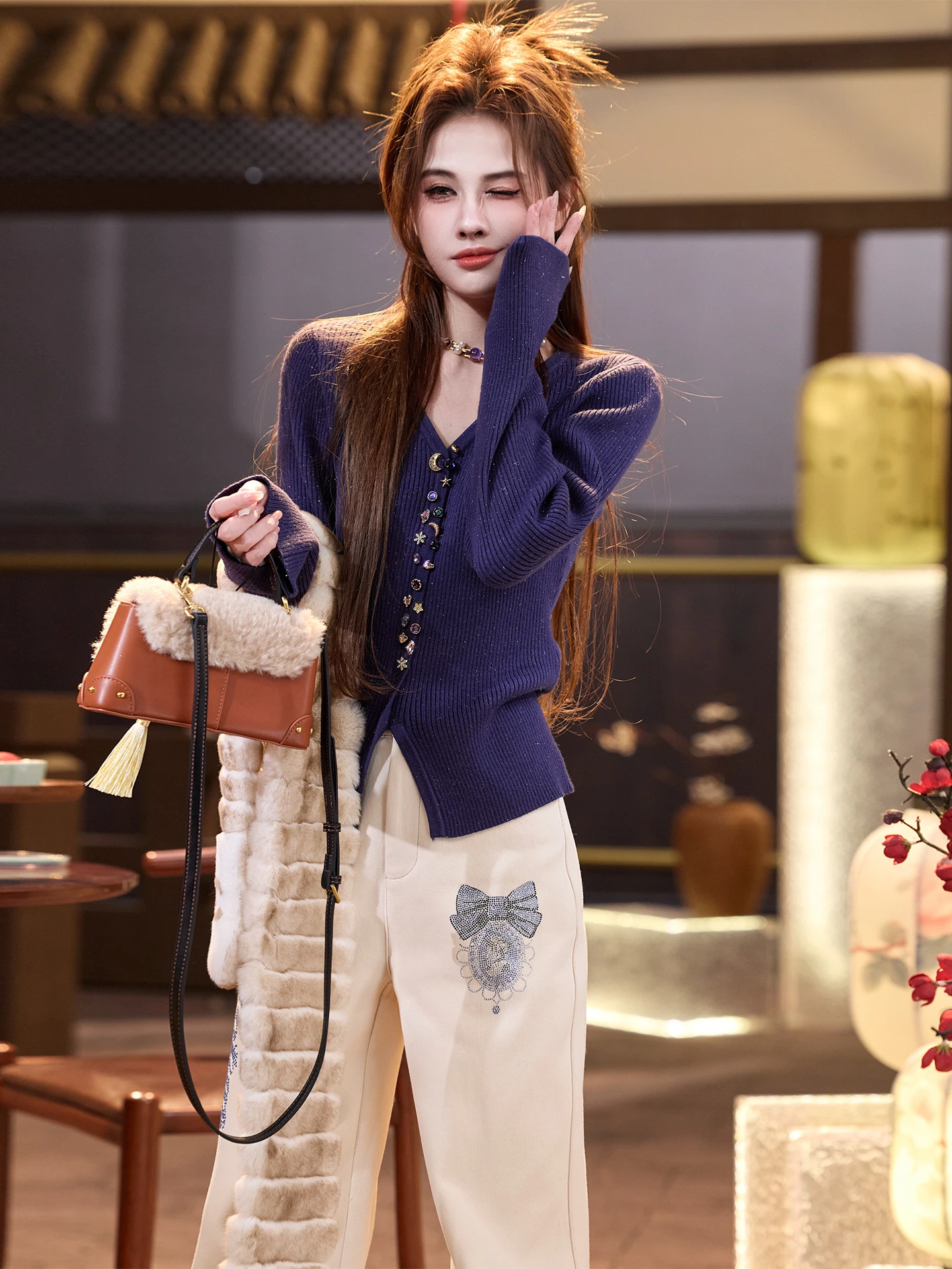 

Вязаный свитер TUNT осень-зима с V-образным вырезом, ручной вышивкой камнями, дизайн Luy Fi, премиум качество, женская мода