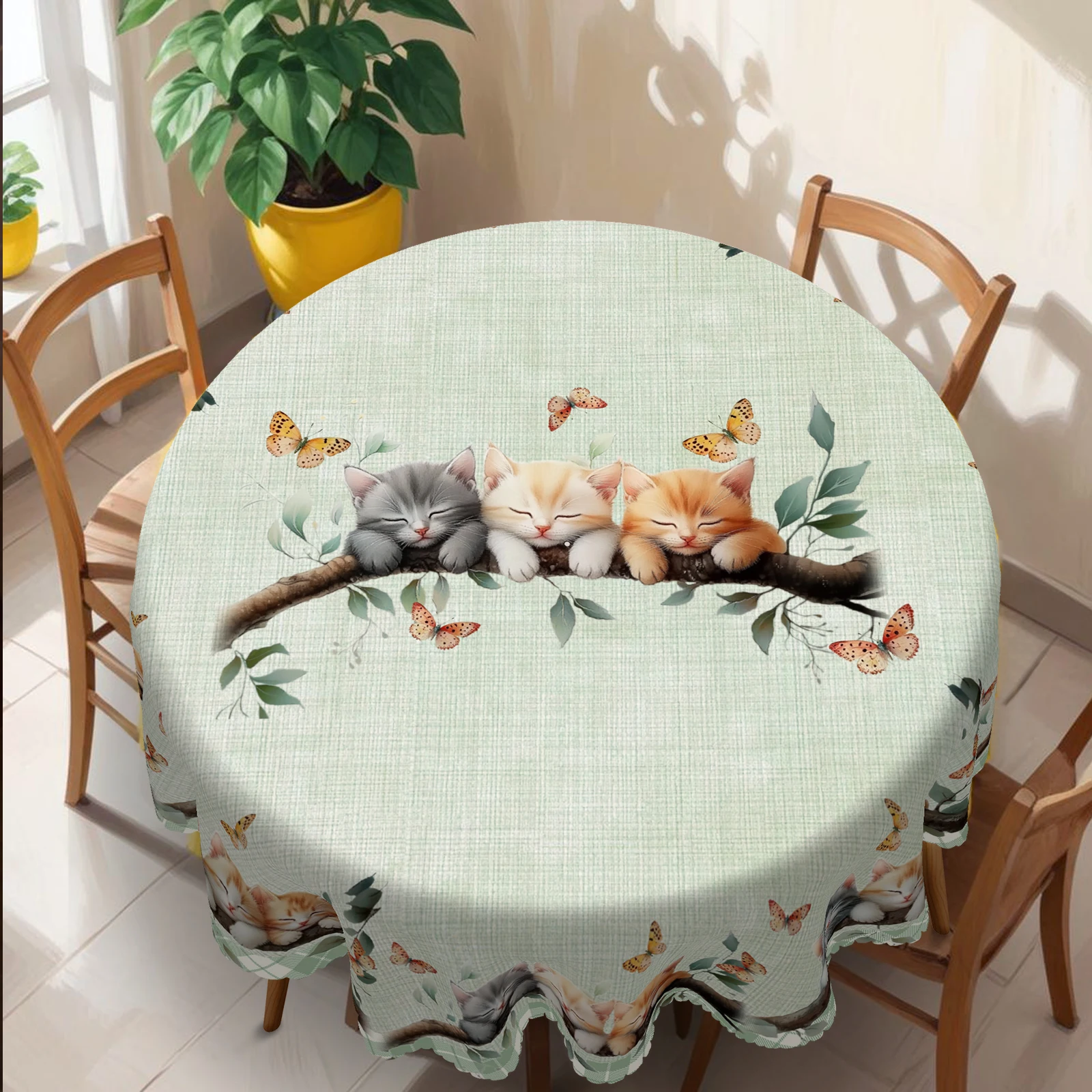 مفرش طاولة ناعم ولطيف على شكل قطة، مع طباعة من ثلاثة قطط لتزيين طاولة القهوة في فرع، فراشات راقصة، حواف منقوشة، مقاومة للماء، مقاومة للتجاعيد، مناسبة لطاولات القهوة المستطيلة والحفلات الخارجية، ديكور المنزلية والربيع والخريف والشتاء ص-083 #3