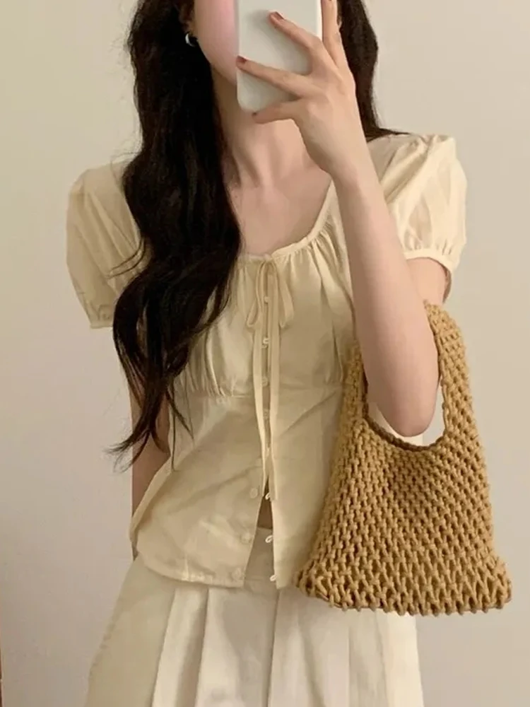 قميص نسائي أنيق بأكمام قصيرة منتفخة، تصميم عصري بدون عمر، زر واحد، رباط خصر، قميص صغير على الطراز الكوري، قصة فضفاضة