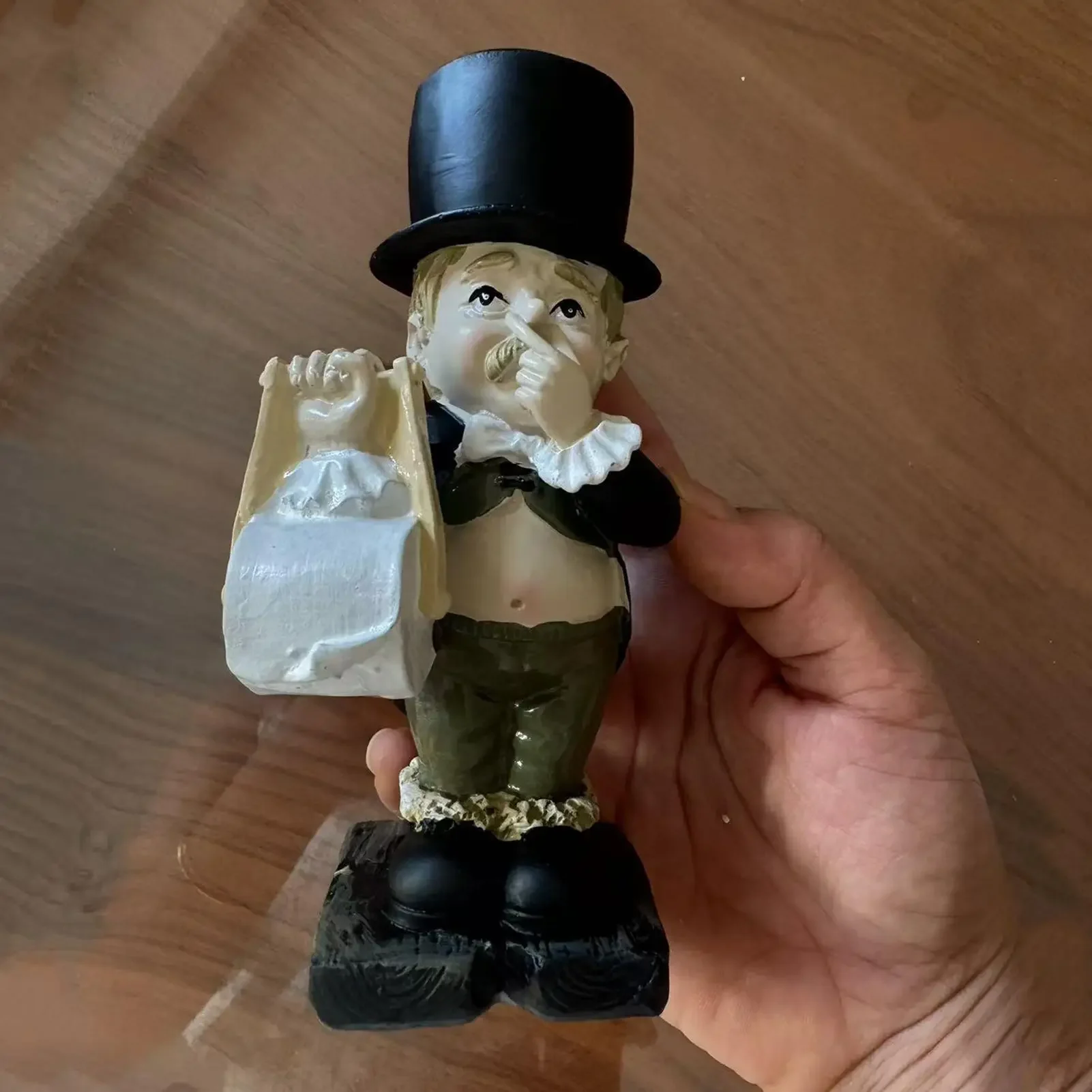 home Ministure statue Resin Realistic Humorous man Holding Nose Ministure for Dorm Home Apartment Rental House RV Bathroom