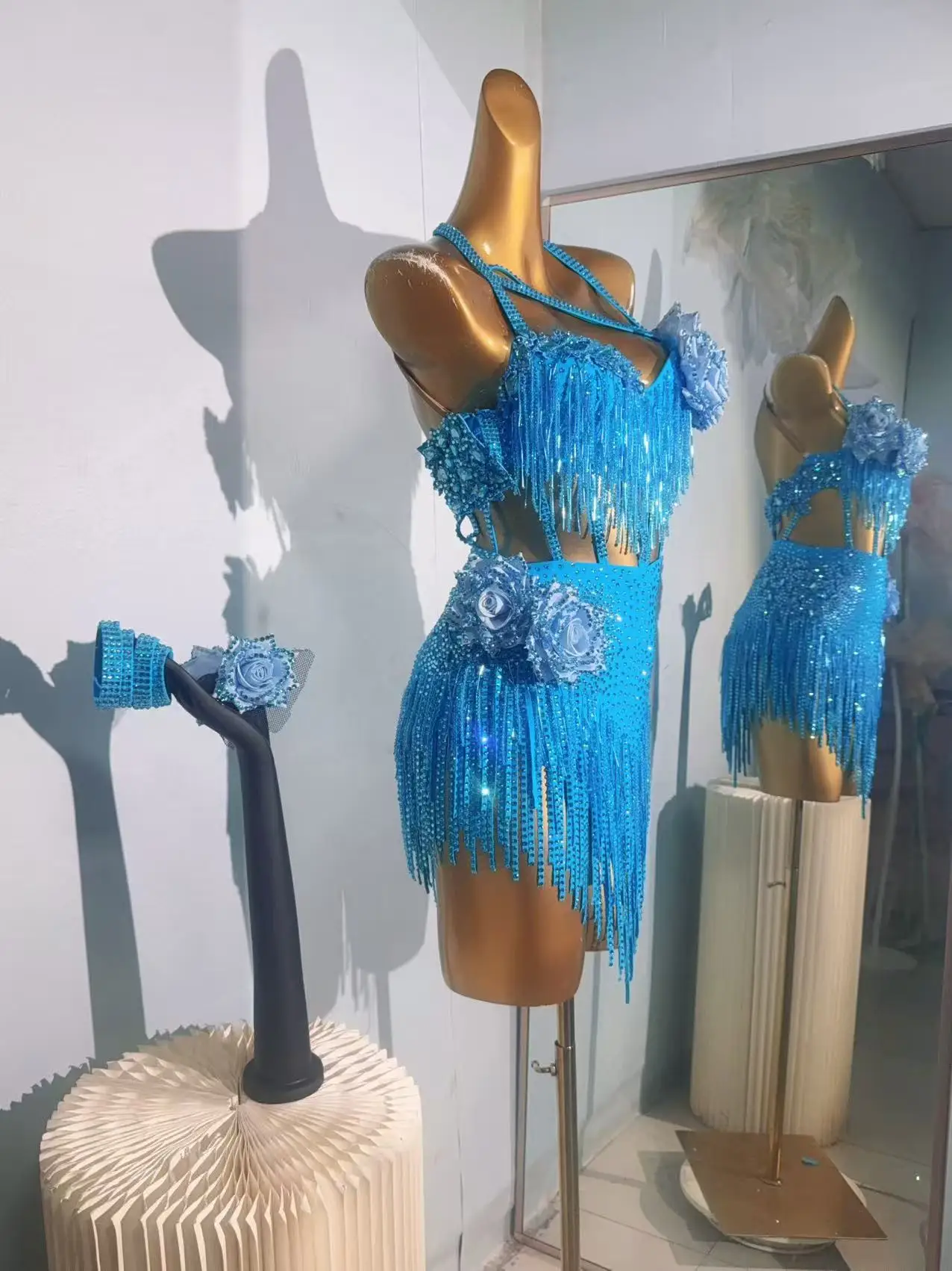 ラテンダンスパフォーマンス衣装カスタマイズされたダイヤモンドフラワータッセルドレス大人と子供のプロの競技ドレス