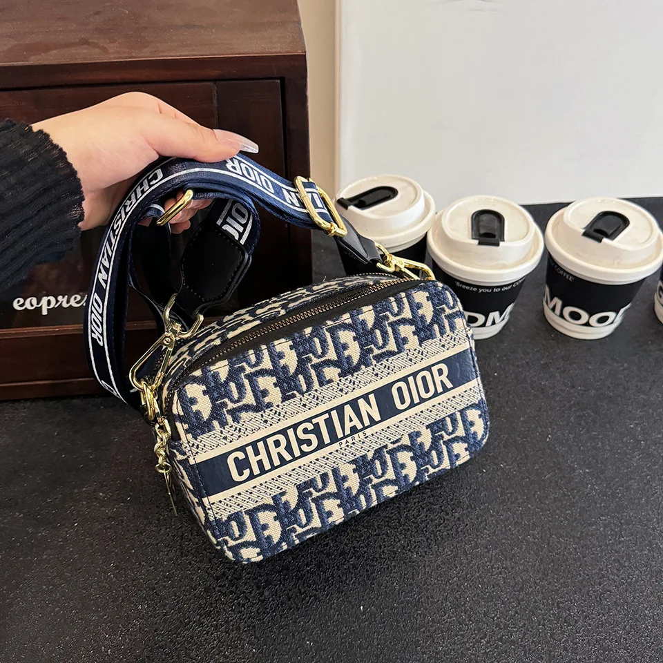 

Женская сумка премиум-класса для камеры, осень 2026, маленькая квадратная сумка с вышивкой и регулируемым широким ремешком — модный кошелек через плечо