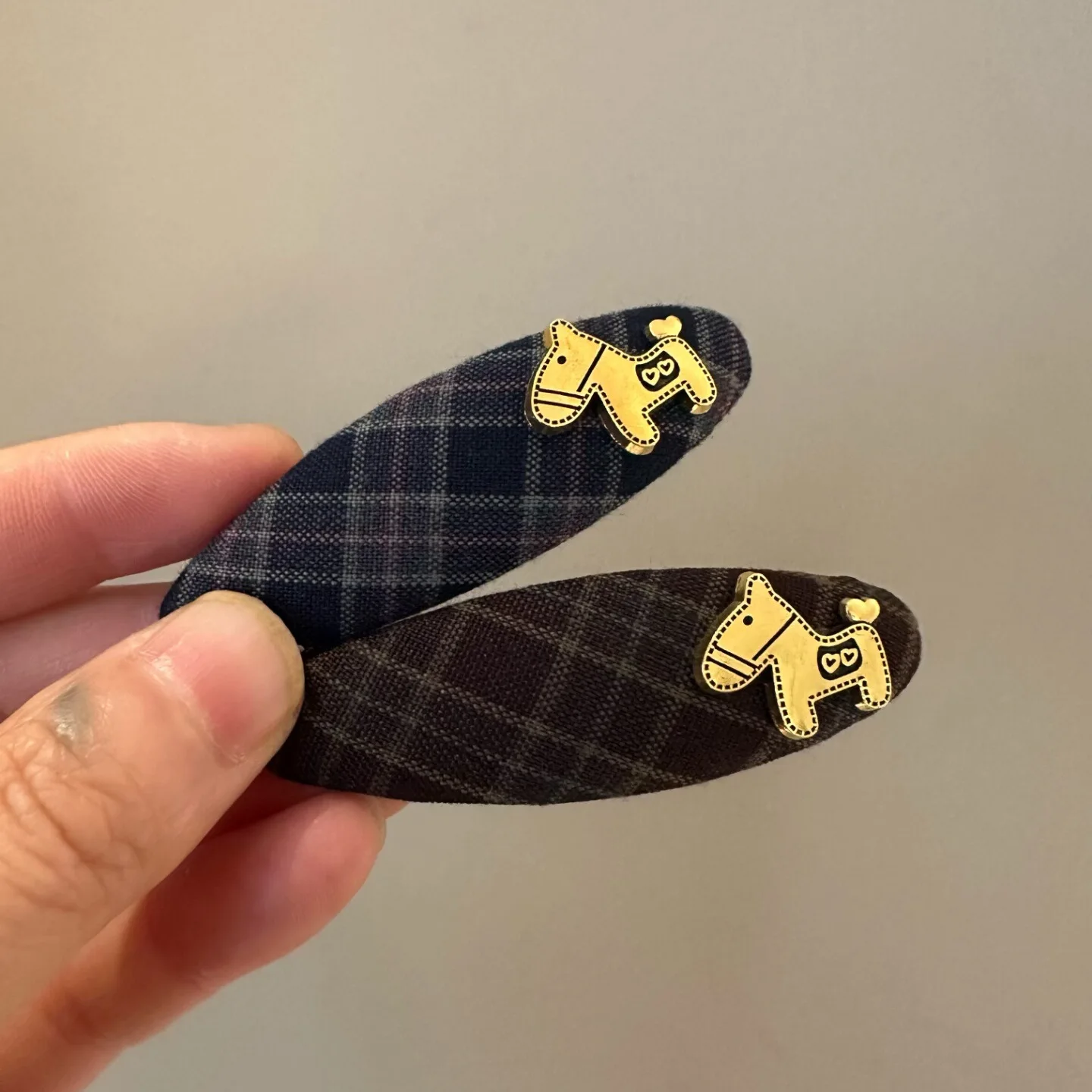 

Hair Clips Retro Plaid Golden Pony Design Side Bang Holder for Women Broken Hair Non Slip Resin Lightweight Portable