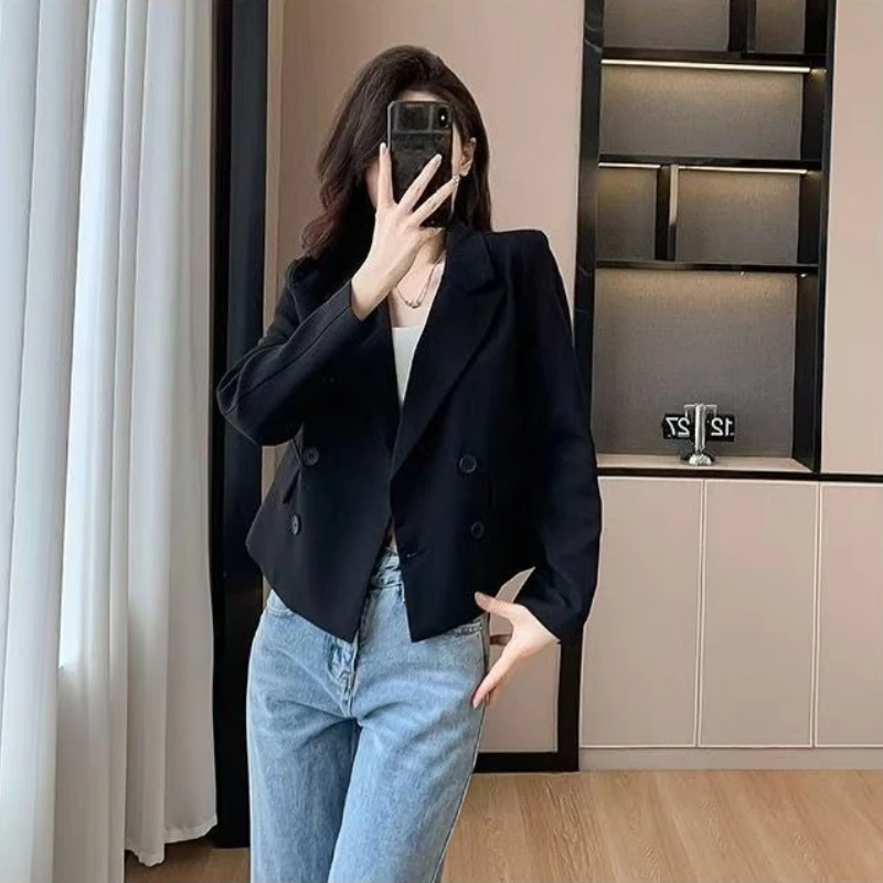 เสื้อเบลเซอร์ผู้หญิงแบบกระดุมสองแถว ปี 2025 รุ่นสั้น สำหรับฤดูใบไม้ผลิและฤดูใบไม้ร่วง ดีไซน์เกาหลีใหม่ คุณภาพสูง ทรงเล็ก เรียบง่าย สไตล์ลำลอง สำหรับใส่ทำงาน ให้ลุคสง่างาม