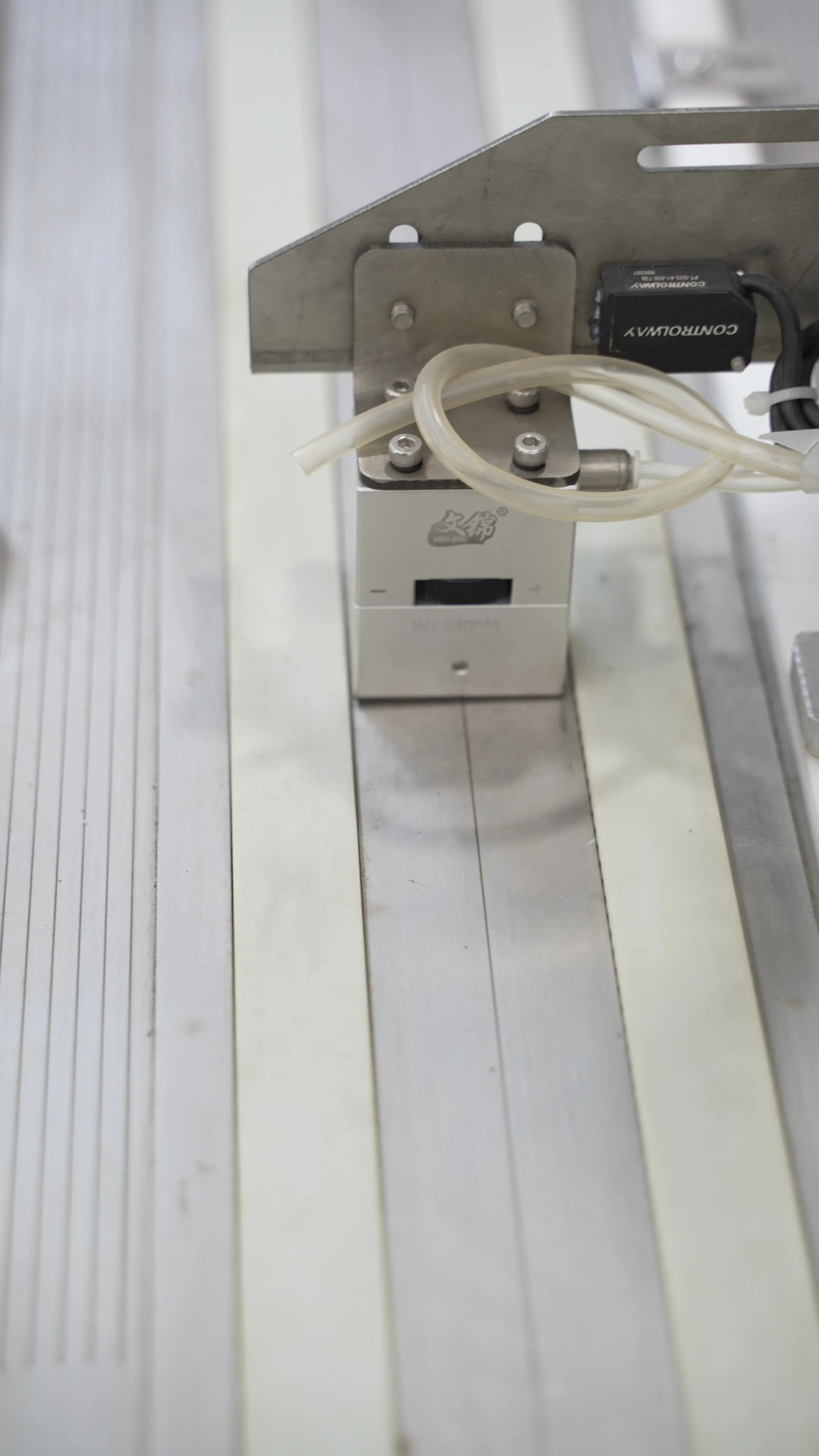 Ultima tecnologia Tessili per la casa Macchina da disegno a tratteggio Forte forza di compressione Bassa tensione Lunga durata con motore centrale