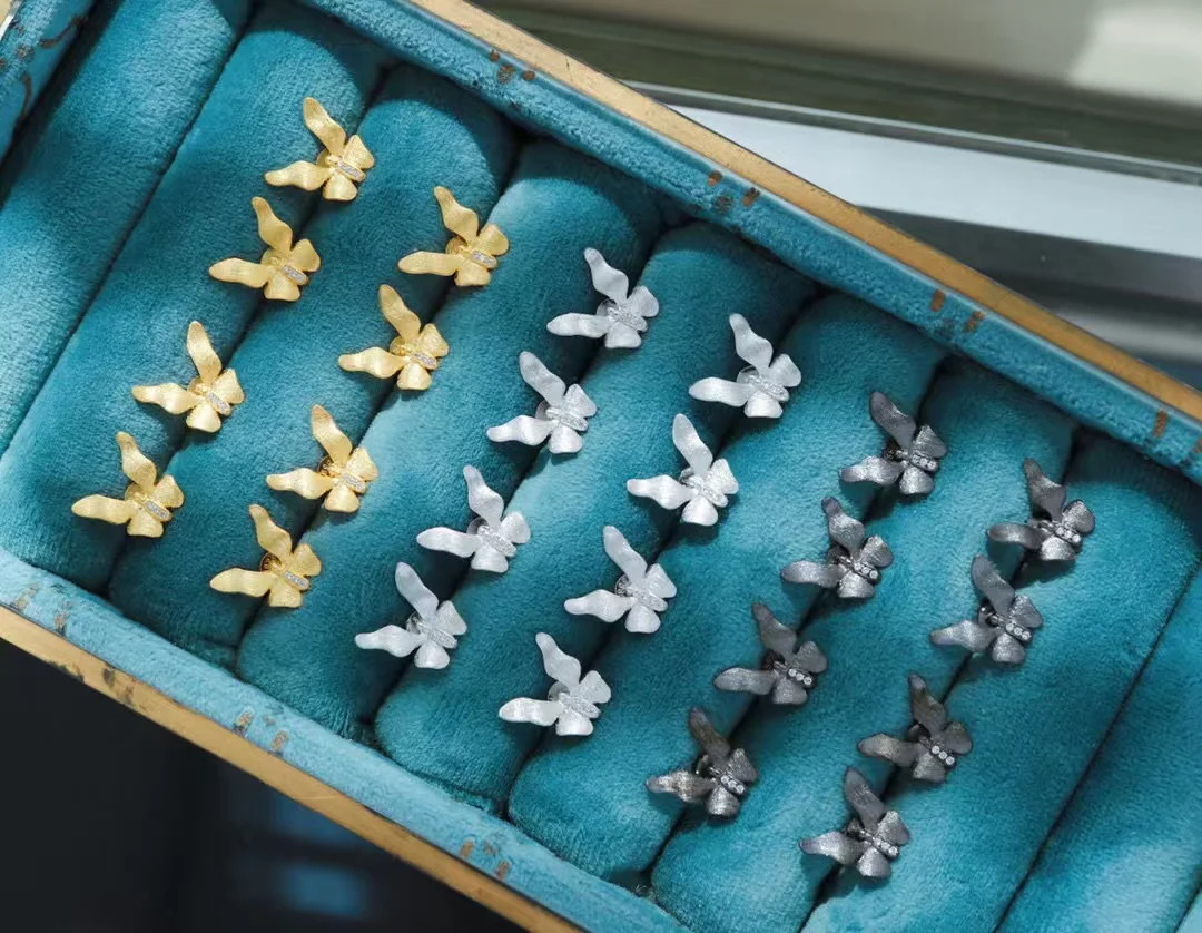 

Винтажные модные серьги-гвоздики из серебра 925 пробы с бабочкой и 18-каратным желтым/черным золотом, крошечные серьги для пирсинга, женские повседневные изящные ювелирные изделия