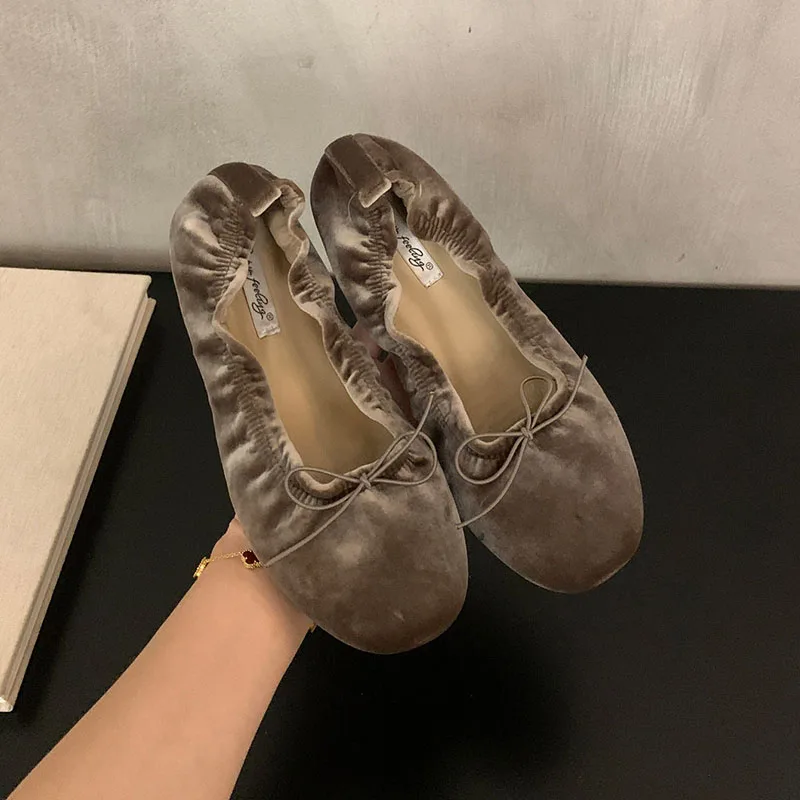 Lässige, weiche, modische Seiden-Ballerinas für Damen, flache Schuhe mit runder Spitze, flache Damenschuhe mit Schmetterlingsknoten, Slip-On-Modelle. – Detail 4