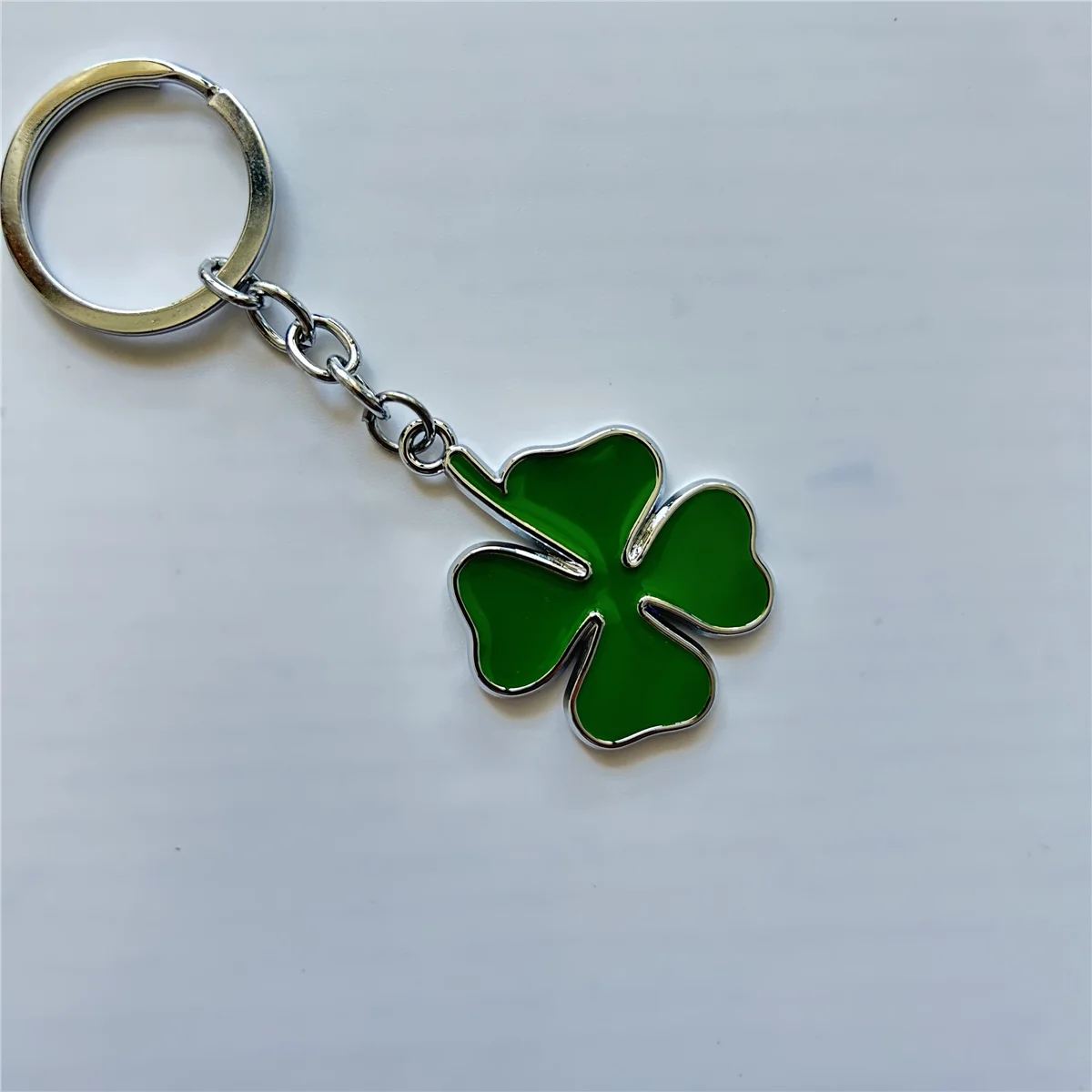 Green Four Leaf Clover Metal Car Keychain Keyring for Alfa Romeo GT Giulia Giulietta Stelvio Mito Ford Lucky Pendant Car Styling