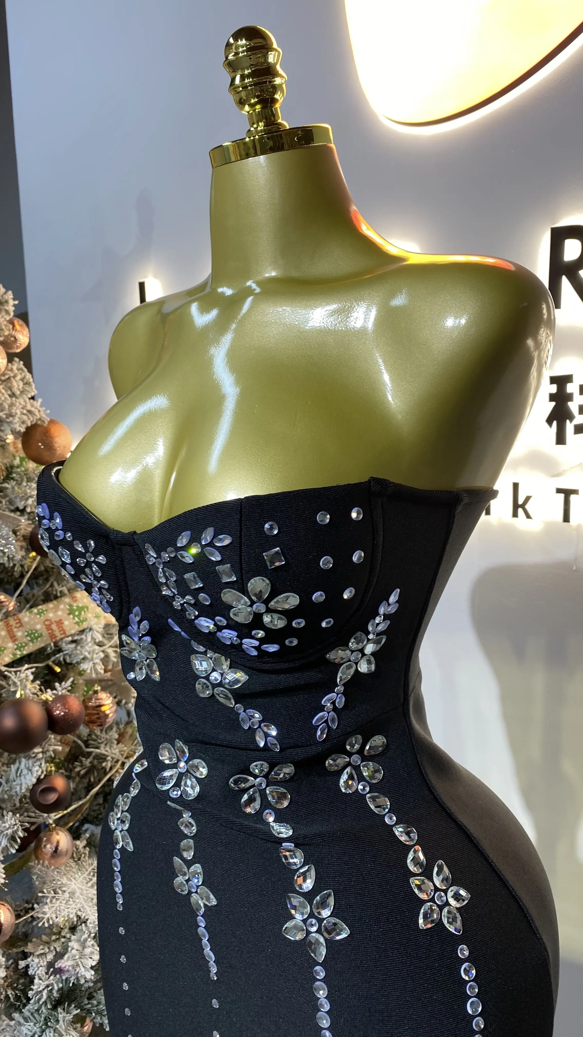 패셔너블하고 트렌디한 3D 라인 루즈 실버 7색 꽃 모양 라인스톤 아플리케 프롬 드레스용-GZXX361