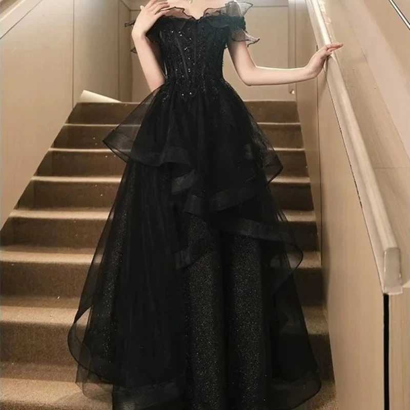 

Черное вечернее платье, темперамент, вечеринка по случаю дня рождения, элитная атмосфера, ежегодное собрание, хост, художественный экзамен, церемония совершеннолетия