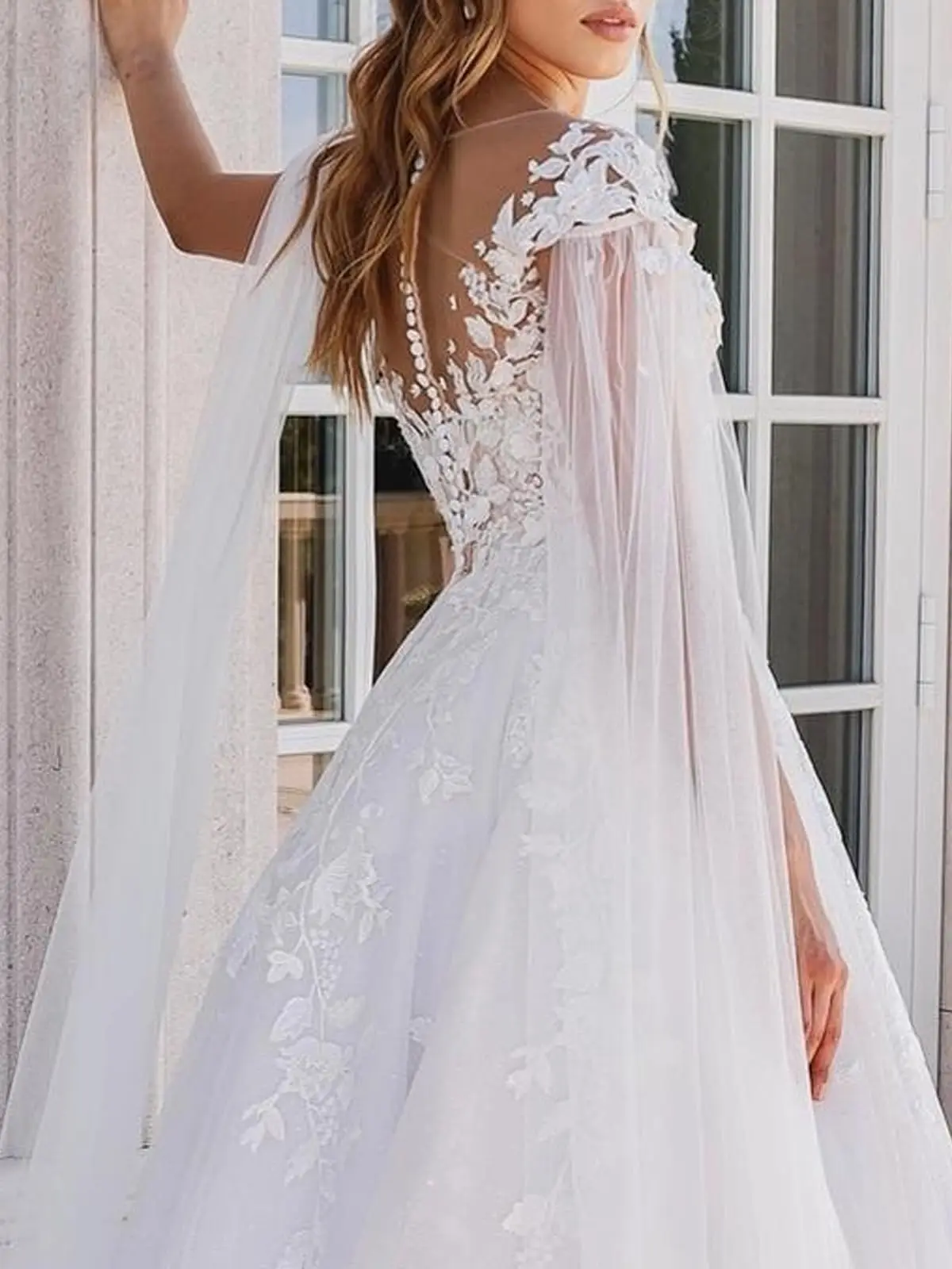 فساتين زفاف من التول بأربطة زهرية للعروس مزينة بغطاء طويل