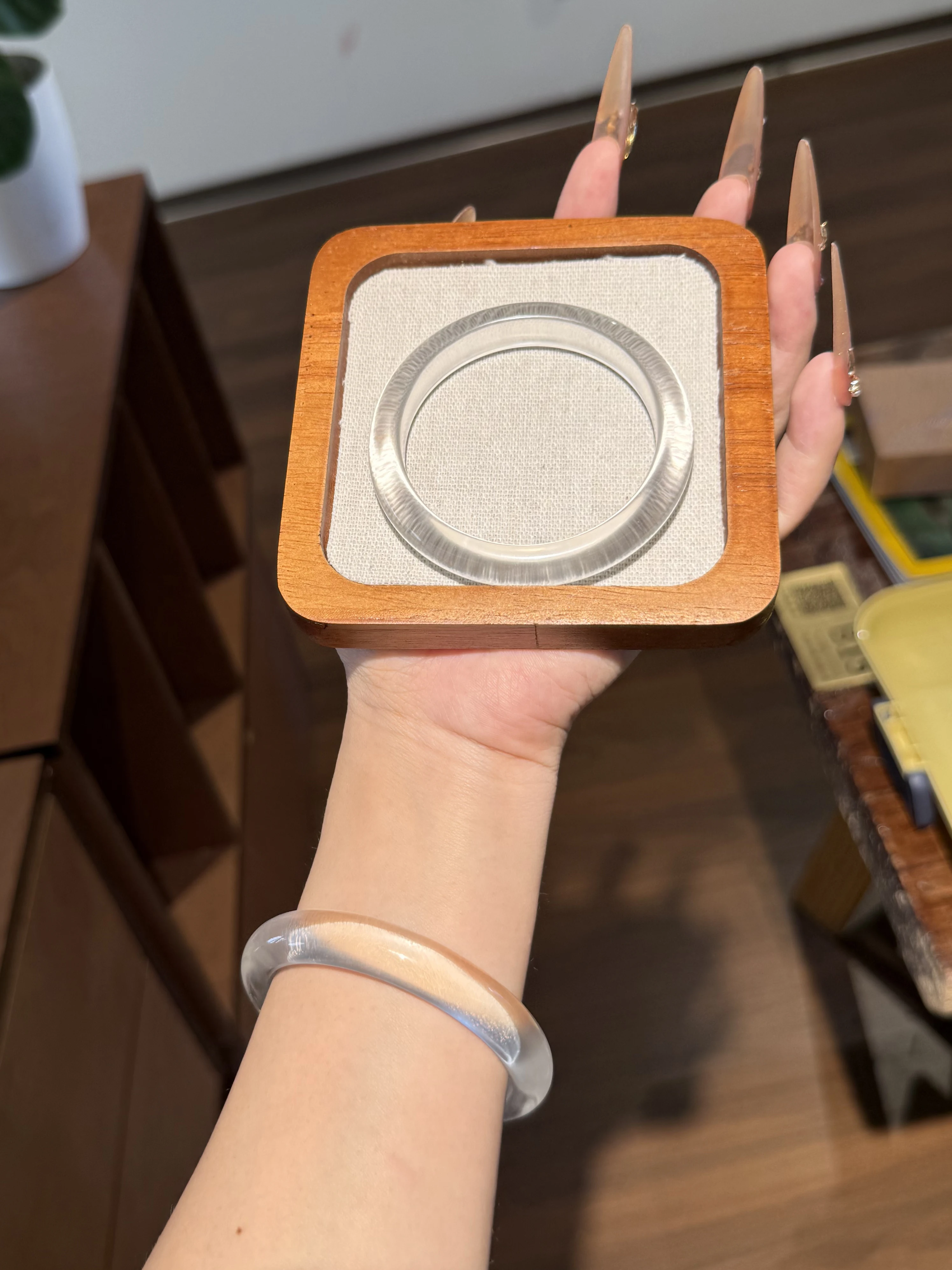 

White crystal bracelet jade bracelet women's chalcedony agate white moonlight ice transparent jade bracelet princess