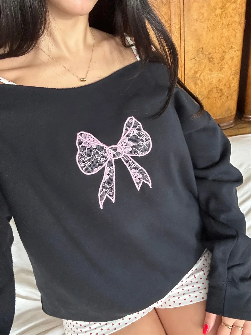 Thorn Tree Women Coquette y2k Off Shoulder Sweatshirts Bow Print Loose Long Sleeve Pullovers Crewneck Kawaii Tops Streetwear