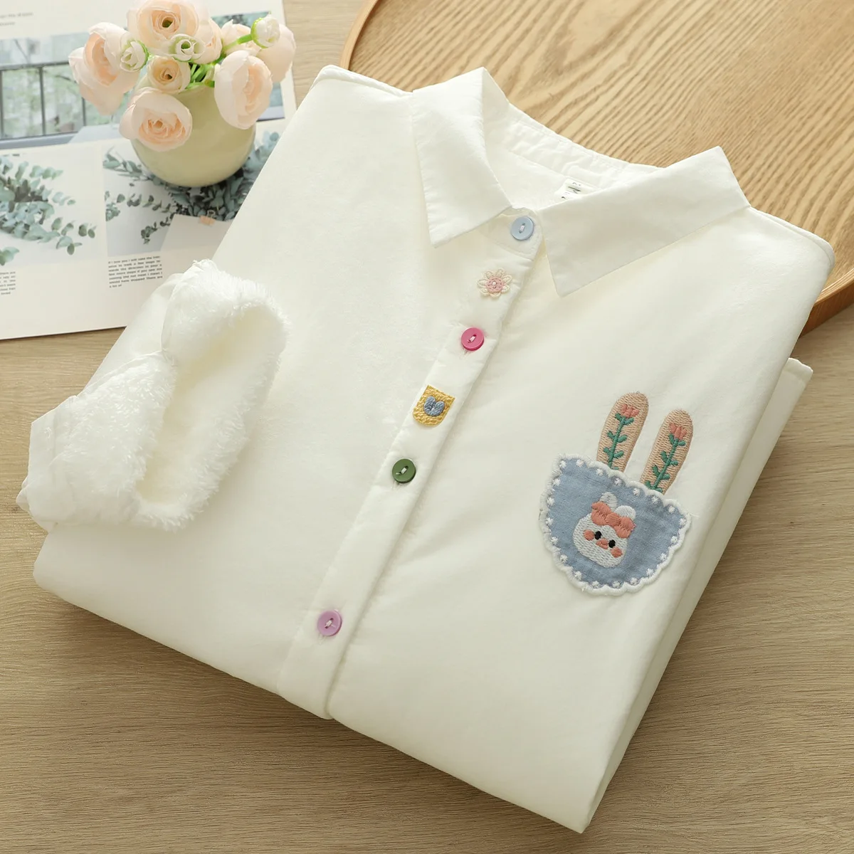 [Gotowy towar] Wysokiej jakości damska bluzka z czystej bawełny, koszula, odmładzająca, z haftem z kreskówkowymi naszywkami, kolorowe zapięcie, polarowe topy