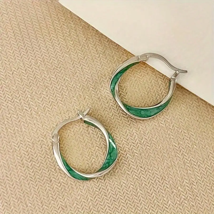 

Пара модных гипоаллергенных женских серег, подходящих для повседневного украшения и подарков для подруг.