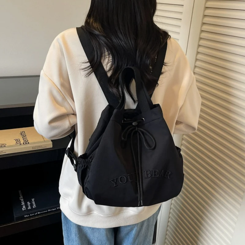 حقيبة ظهر مطرزة على الطراز الكوري 2025 حقيبة مدرب كلاسيكية شتوية جديدة بسيطة موضة مريحة ومتعددة الاستخدامات حقيبة دلو