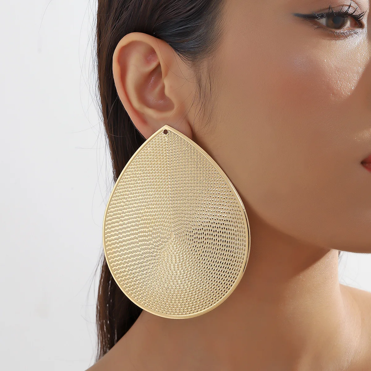European and American fashion, simple and exaggerated round leaves, a variety of large earrings, women's gorgeous wind earrings