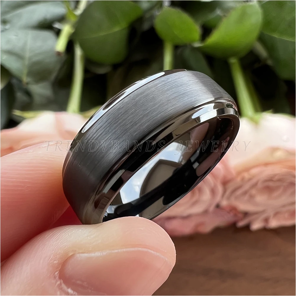 4 mm schwarzer Damen- und Herrenschmuck, Wolframkarbid-Ring, Ehering mit abgestuften, abgeschrägten Kanten, gebürstete Oberfläche, bequeme Passform – Detail 13