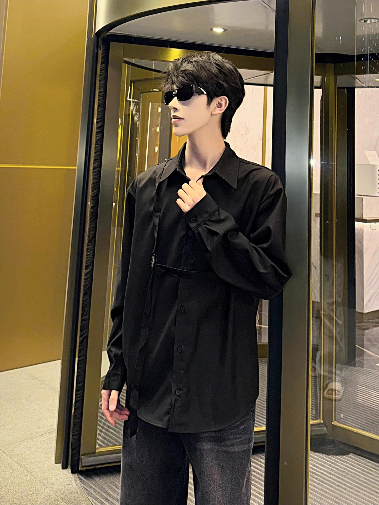 Camicie a maniche lunghe da uomo 2025 Autunno da uomo New Trendy Decorazione del nastro Top di fascia alta Gentleman Camicie larghe e confortevoli in tinta unita