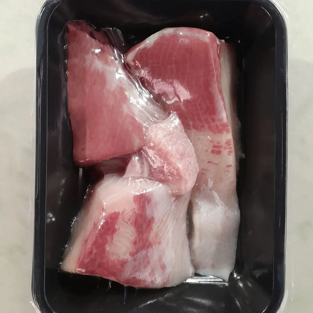 500 جرام من فيليه السمك المحلي، زجاجة واحدة من صلصة الصويا، قطعتان من الكيمتشي