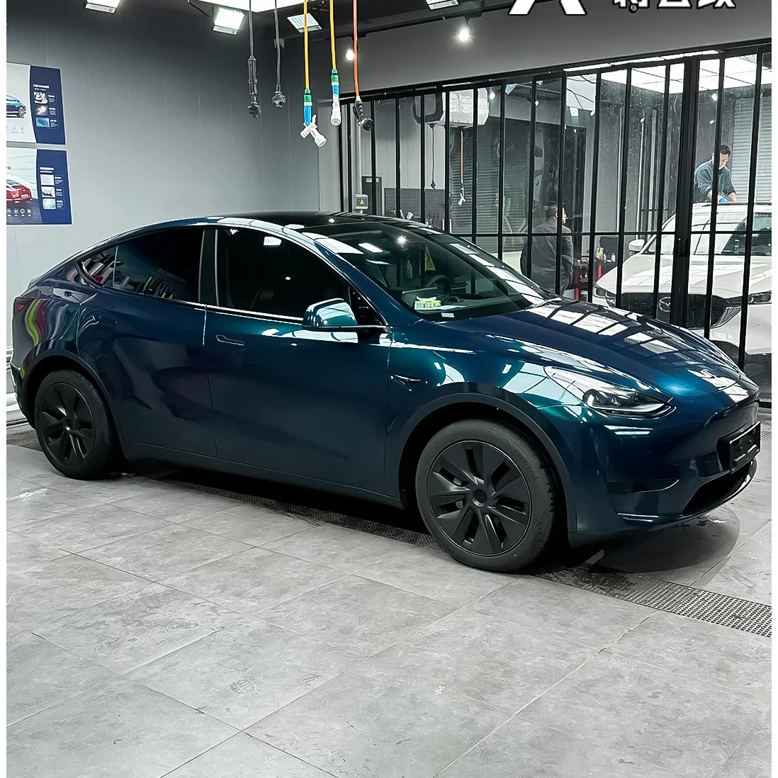 

Qianshan Green PET Liner Car Wraps Custom Glossy Metallic Vinyl Cool Carbon Fiber Design for Vehicle Customization