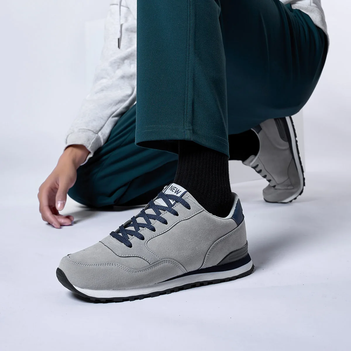 New Leather Men Running Shoes Winter Warm Unisex Sneakers Lightweight Women Walking Shoes Soft Insole Sports Shoes Lace Up 37-47