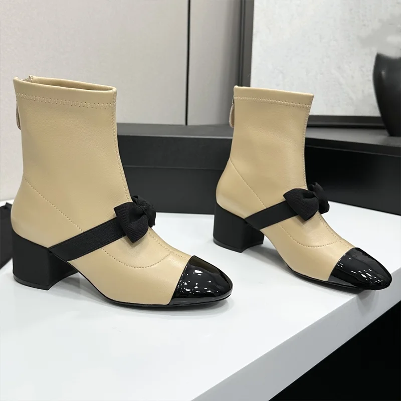 Novas botas curtas femininas de pele de carneiro elásticas de alta qualidade com saltos grossos e grossos detalhes de arco multicolorido 25110809