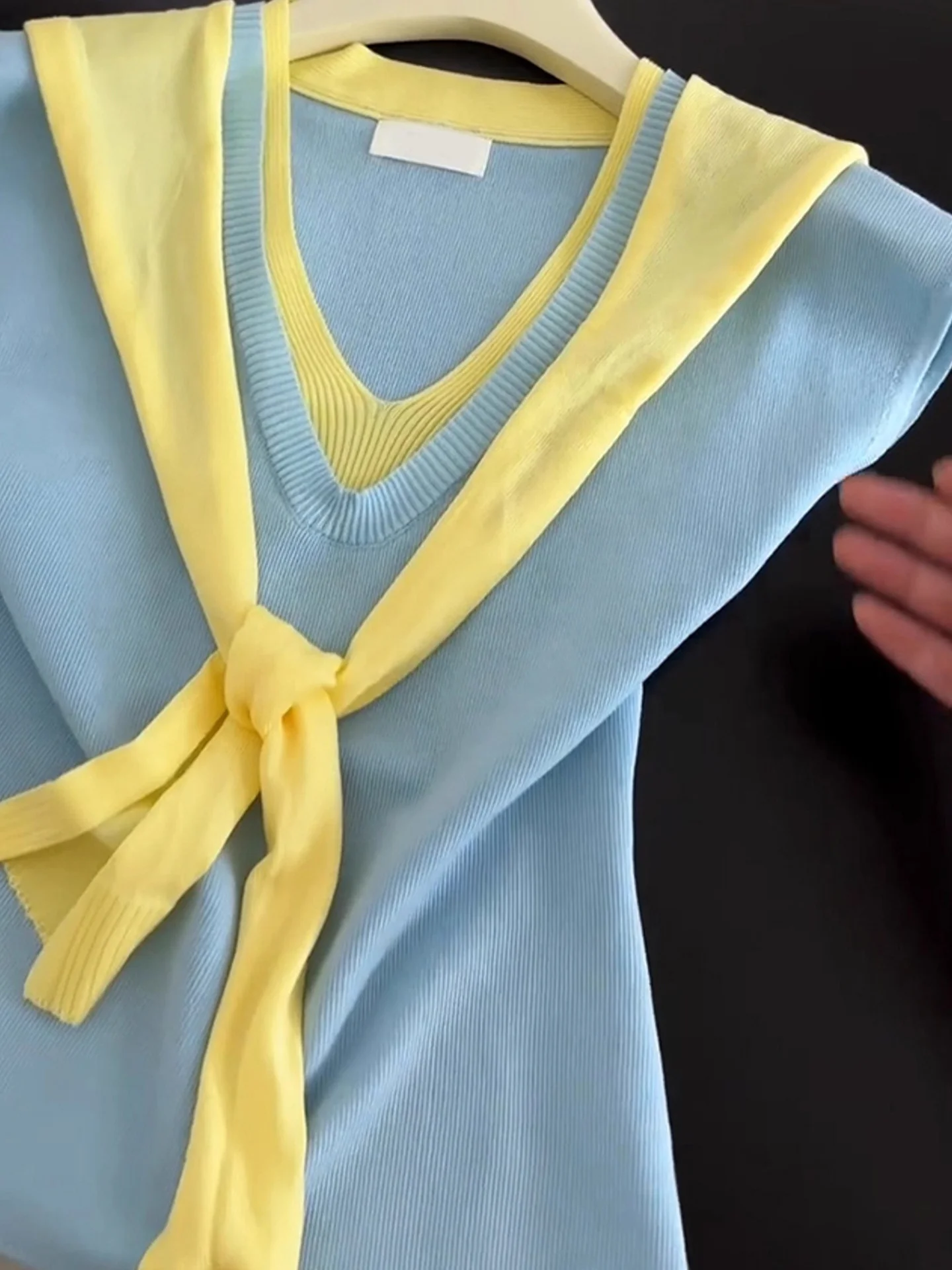 Summer 2025 Ice Silk Knitted Vest Svel V-Ne Slimming Base irt Color Blo Fre Sle Age Reduction Top Korean Sle