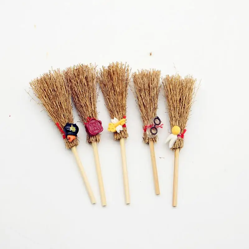 5個の魔女用ストローほうき、小さなハロウィーンの装飾、ドールハウスアクセサリー、コスチューム小道具