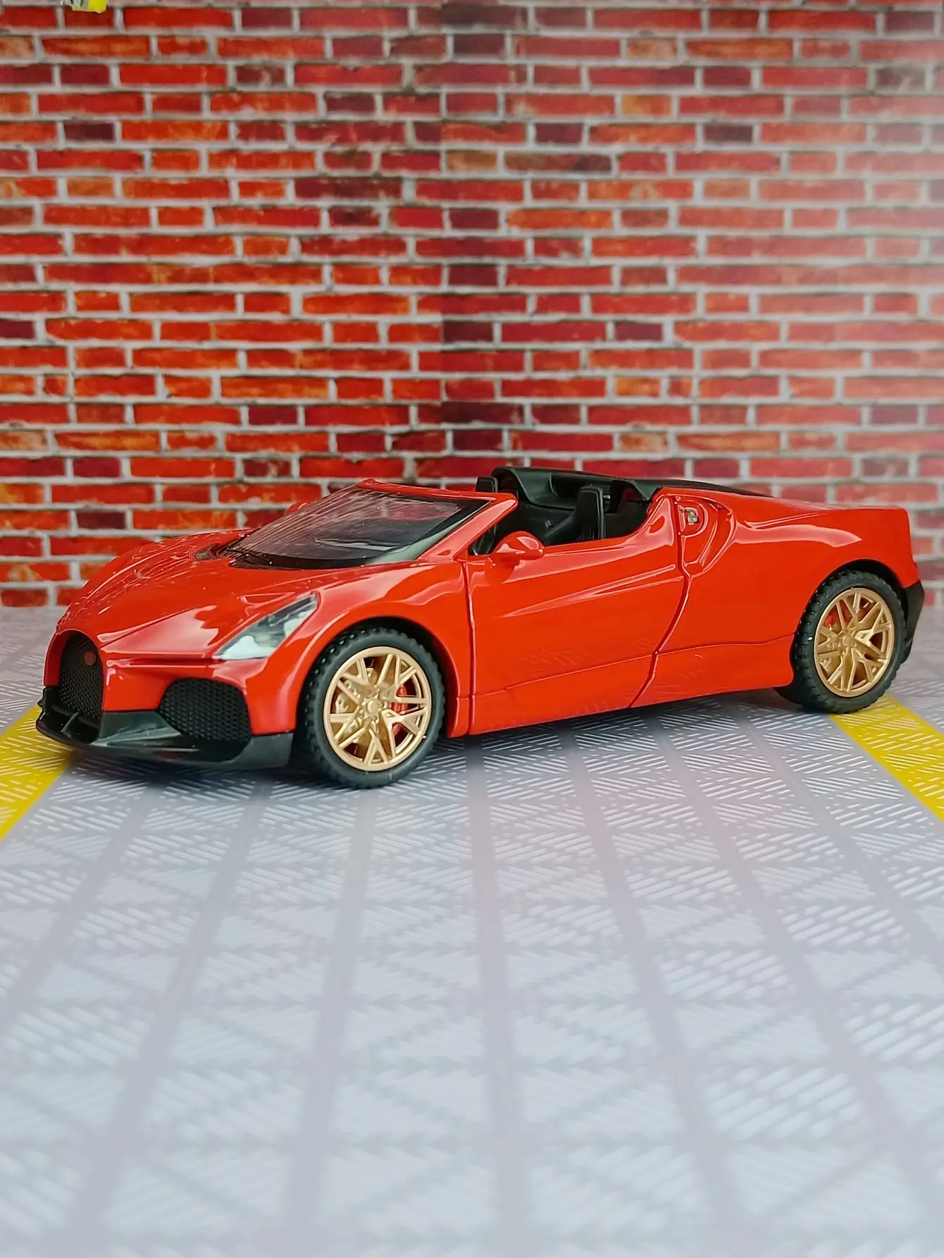 

Кабриолетная модель супермобиля из сплава mistral 1:32, игрушка. Дверь автомобиля можно открыть имеет функцию звука и освещения. Богатая деталь.