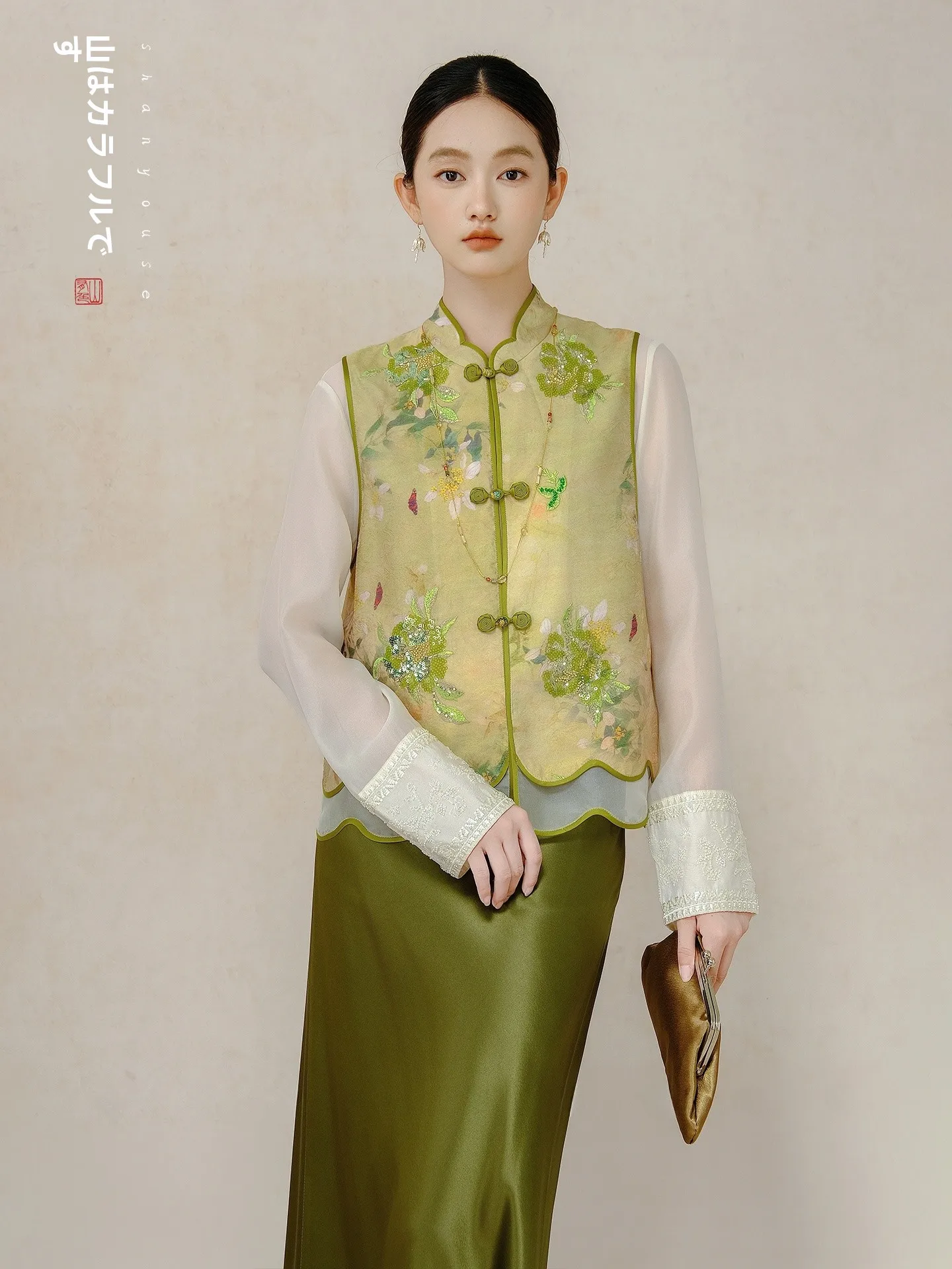 

Новый китайский комплект из двух предметов: укороченный жилет и топ, осенний, в национальном стиле, с уникальным горным принтом, модный и элегантный.