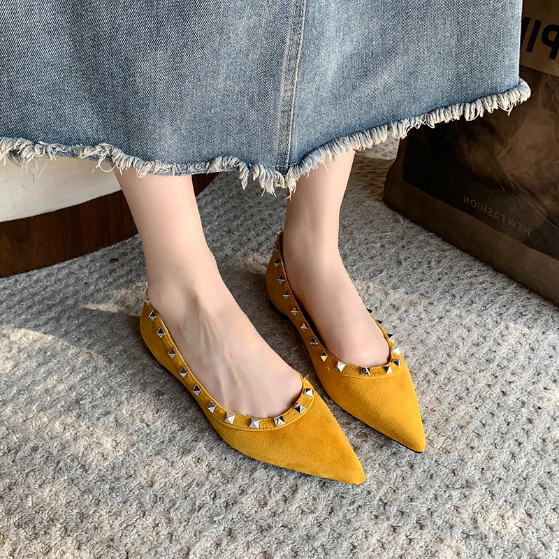 

Модные туфли на одной платформе с острым носком и заклепками, женские весенне-осенние новые замшевые туфли во французском темпераменте на мелком каблуке с внутренним повышением