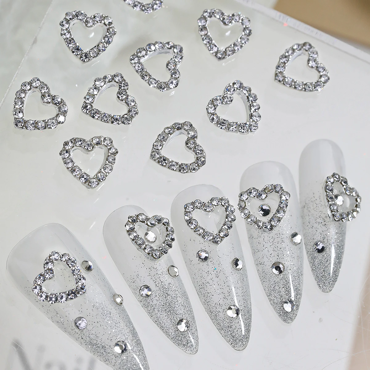 10 قطع من زينة الأظافر على شكل قلب مرصع بالألماس الفضي، إكسسوارات ثلاثية الأبعاد مجوفة من السبائك والكريستال لتزيين الأظافر