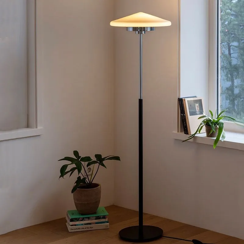 Tischlampe einfache moderne Wohnzimmer Arbeitszimmer Schlafzimmer Internet Celebrity Nachttisch Nordic mittelalterliche Bauhaus Stehlampe