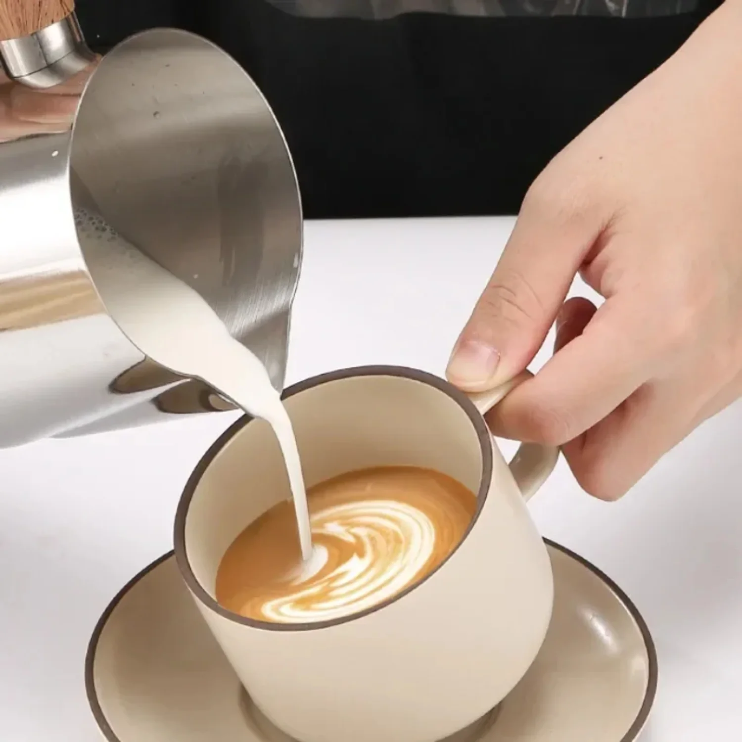 Brocca per schiuma di latte da 600/900 ml con scala precisa manico in legno beccuccio antigoccia tazza di caffè latte in acciaio inossidabile