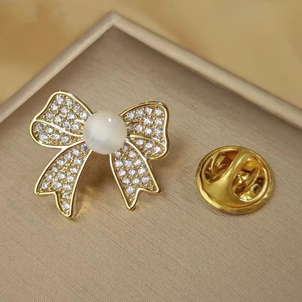 Anti-exposure brooch clasp, four-leaf clover corsage, essential accessory, clothing fixer, invisible fashion no-sew pi